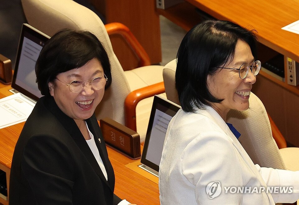 22일 서울 여의도 국회 본회의에서 한국교육방송공사법(EBS법) 개정안이 통과되자 국회 과학기술정보방송통신위원회 최민희 위원장과 더불어민주당 간사인 김현 의원이 기뻐하고 있다. (서울=연합뉴스)