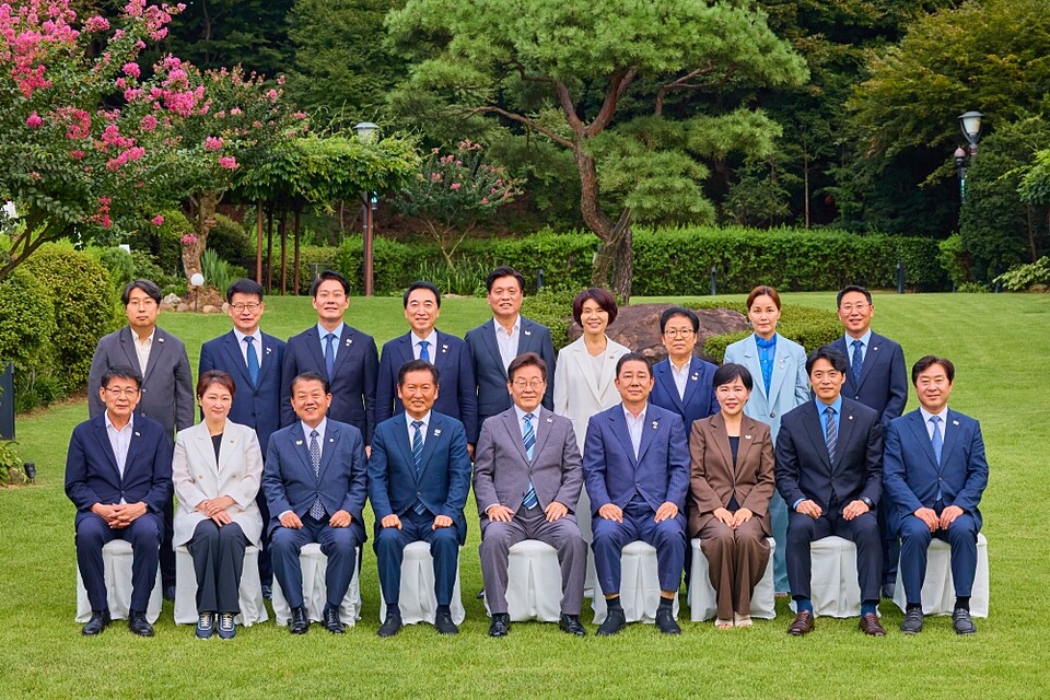 이재명 대통령이 지난 20일 서울 한남동 관저에서 더불어민주당 정청래 대표, 김병기 원내대표 등 지도부와 만찬 전 기념 촬영을 하고 있다 (대통령실=연합뉴스)