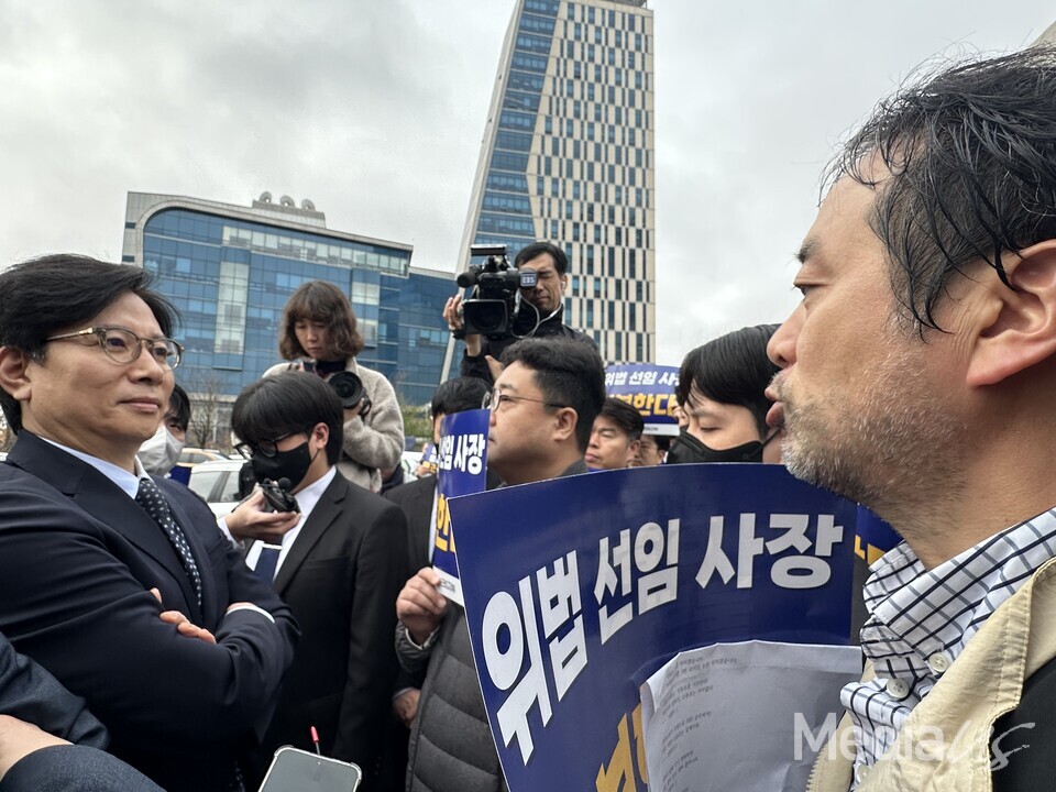 지난 3월 27일 경기도 일산 동구 EBS 사옥 앞에서 김성관 언론노조 EBS지부장(오른쪽)이 신동호 사장(왼쪽)에게 물러날 것을 촉구하는 모습 (사진=미디어스)