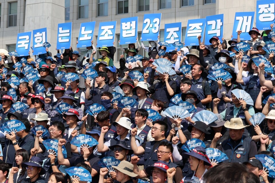 지난달 28일 민주노총과 한국노총 조합원, 진보당, 사회민주당 등 정당 당원들이 서울 여의도 국회 본청 앞에서 '노조법 2·3조 개정안 후퇴 저지 및 신속 통과 촉구' 기자회견을 하고 있다 (사진=연합뉴스)
