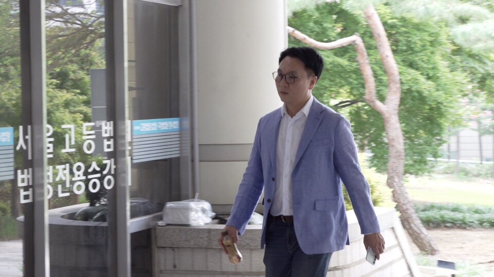 2025년 8월 25일 윤석열 명예훼손사건 공판에 출석하는 봉지욱 기자( 사진 출처 뉴스타파) 