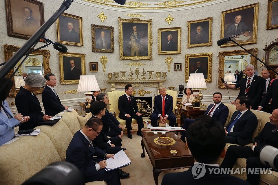이재명 대통령이 25일(현지시간) 미국 워싱턴 DC 백악관 오벌오피스에서 도널드 트럼프 미국 대통령과 한미 정상회담을 하고 있다. (워싱턴=연합뉴스)