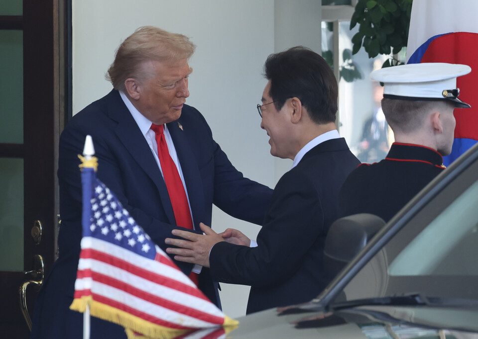 이재명 대통령이 25일(현지시간) 한미 정상회담을 위해 미국 워싱턴 DC 백악관에 도착해 도널드 트럼프 미국 대통령과 악수하고 있다. (연합뉴스)