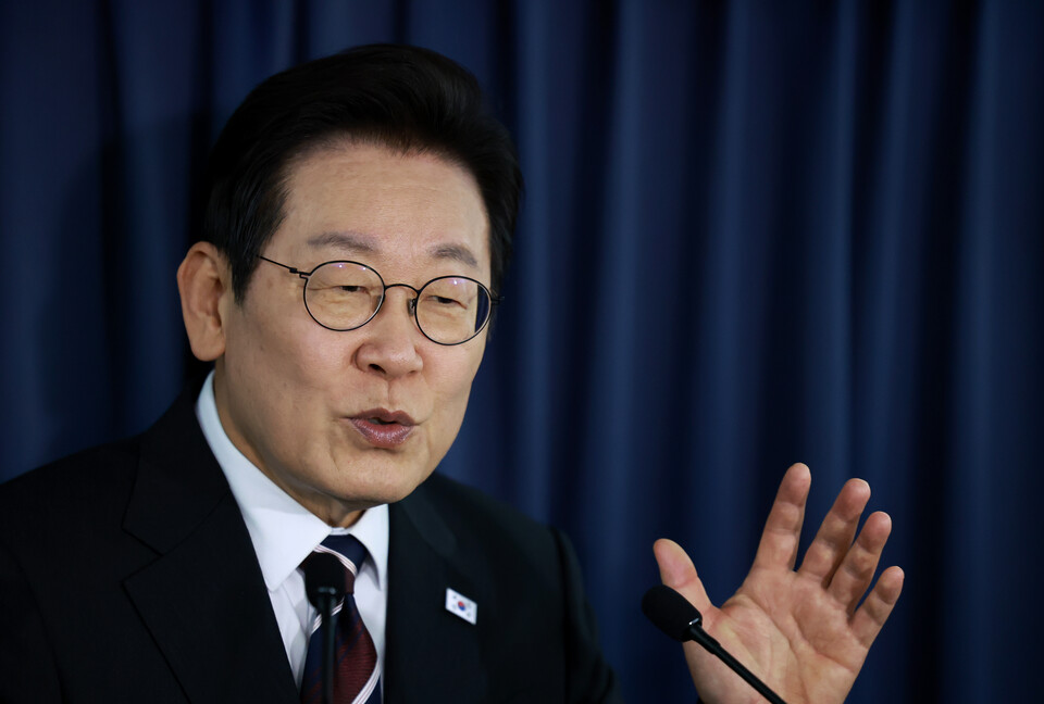 이재명 대통령이 24일(현지시간) 일본 도쿄 하네다공항 이륙 뒤 한미 정상회담을 위해 미국 워싱턴DC로 향하는 공군 1호기 기내에서 기자간담회를 하고 있다. (연합뉴스)