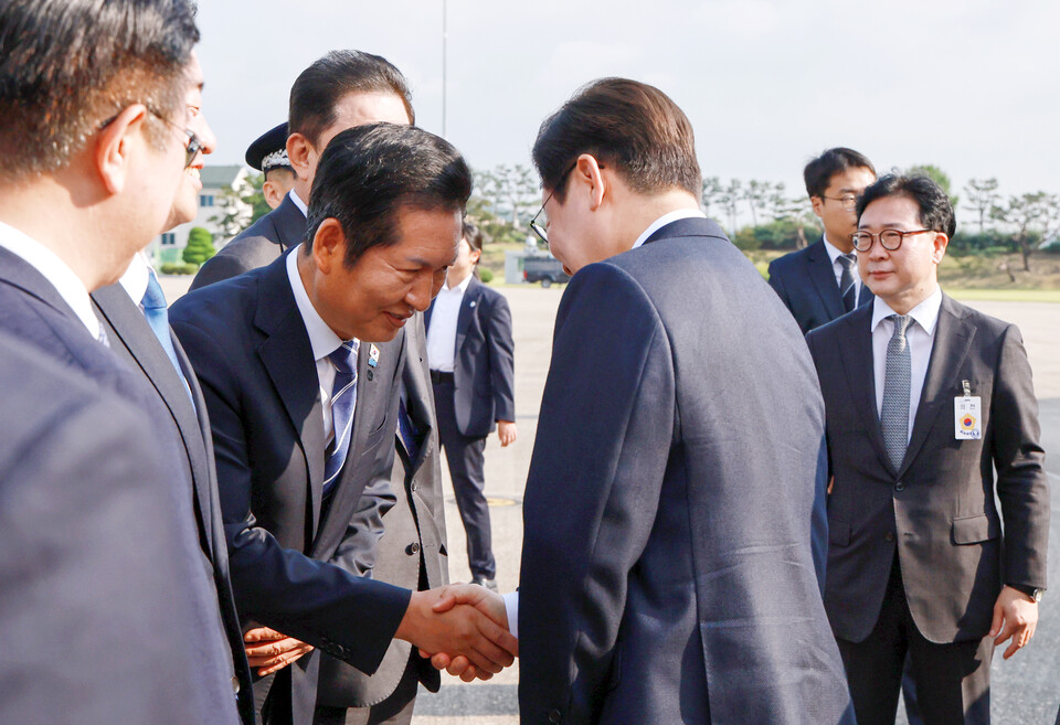 일본·미국 순방에 나서는 이재명 대통령이 23일 성남 서울공항에서 환송 나온 더불어민주당 정청래 대표와 악수하고 있다. (연합뉴스)