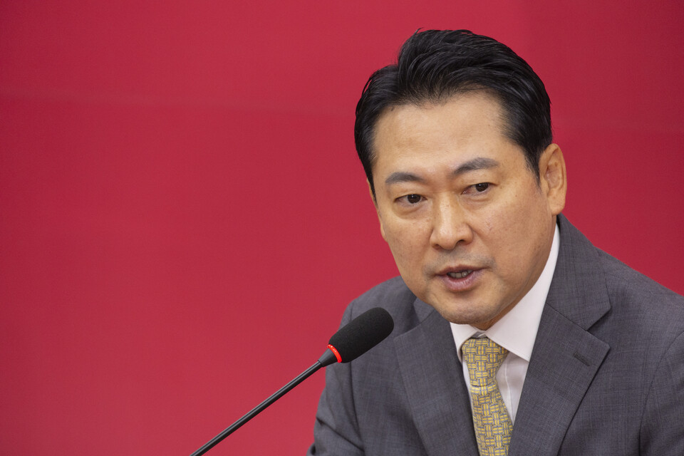 국민의힘 6차 전당대회에서 승리한 장동혁 신임 대표가 8월 26일 국회 국민의힘 당 대표 회의실에서 열린 기자회견에서 소감을 말하고 있다. (연합뉴스)