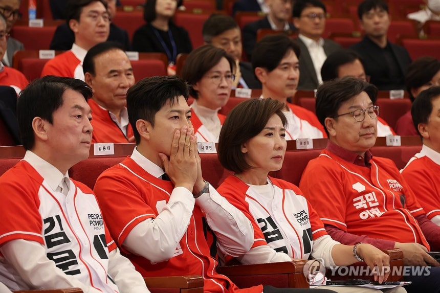 국민의힘 김용태 비상대책위원장, 권성동 원내대표, 안철수, 나경원 의원 등이 3일 서울 여의도 국회도서관에 마련된 국민의힘 제21대 대통령선거 개표상황실에서 방송사 출구조사 결과를 지켜보고 있다. (연합뉴스)