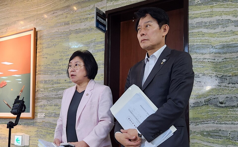 27일 김현 국회 과학기술정보방송통신위원회 정보통신방송법안심사소위원장(왼쪽)이 회의 종료 후 기자들과 만나 브리핑하고 있다 (사진=미디어스)