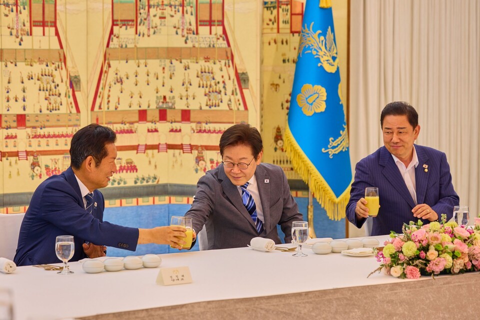 이재명 대통령이 20일 서울 한남동 관저에서 더불어민주당 정청래 대표, 김병기 원내대표 등 지도부와 만찬을 하고 있다. (사진=대통령실 제공)