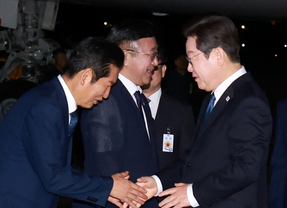 이재명 대통령과 김혜경 씨가 일본·미국 방문 일정을 마치고 28일 경기도 성남 서울공항에 도착해 더불어민주당 정청래 대표와 인사하고 있다 (사진=연합뉴스)