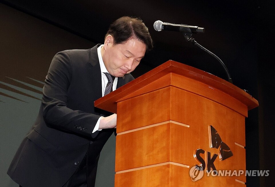 최태원 SK그룹 회장이 지난 5월 7일 서울 중구 SK텔레콤 T타워에서 열린 유심 정보 유출 관련 일일 브리핑에 참석, 정보 유출과 관련해 고개 숙여 대국민 사과를 하고 있다.(사진=연합뉴스)