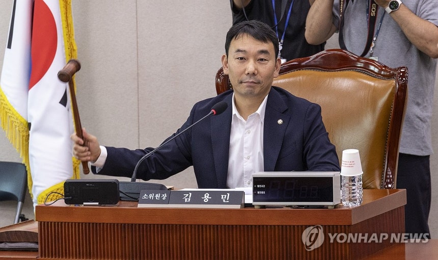 국회 법제사법위원회 제1소위 위원장인 더불어민주당 김용민 의원이 25일 국회에서 열린 법사위 법안심사 제1소위원회를 개회하고 있다. (연합뉴스)