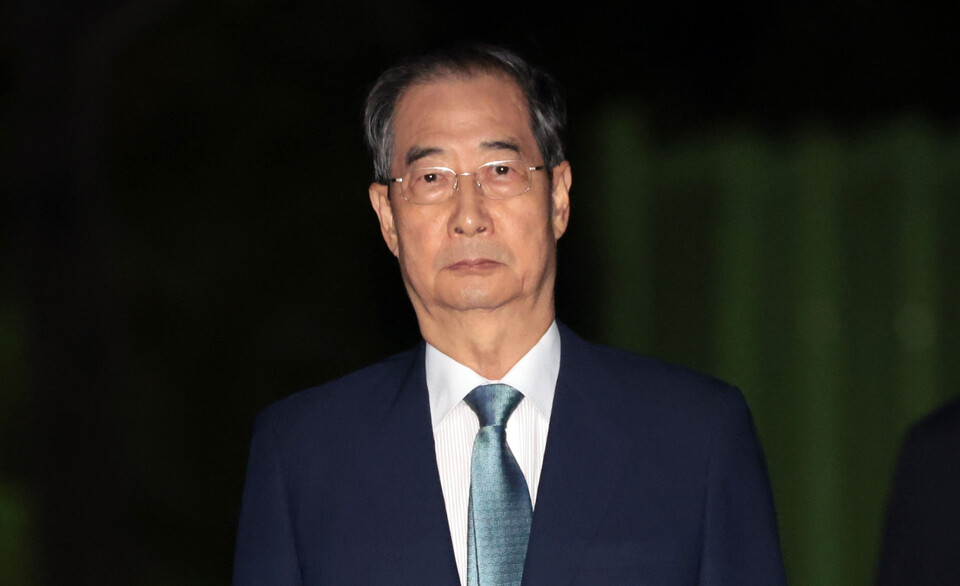 윤석열 전 대통령의 내란 방조 및 위증 등 혐의를 받는 한덕수 전 국무총리가 27일 구속영장이 기각돼 경기도 의왕 서울구치소를 나서고 있다. (연합뉴스)