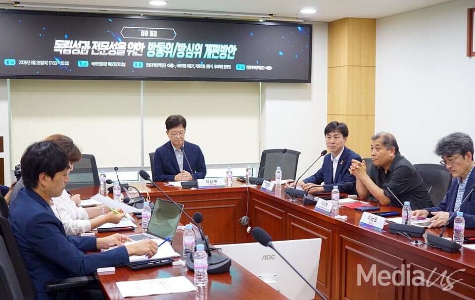 29일 언론개혁정책집단 '세움'과 민주당 이훈기·조국혁신당 신장식·사회민주당 한창민 의원이 주최한 '독립성과 전문성을 위한 방통위·방통심의위 개편방안' 토론회 (사진=미디어스)