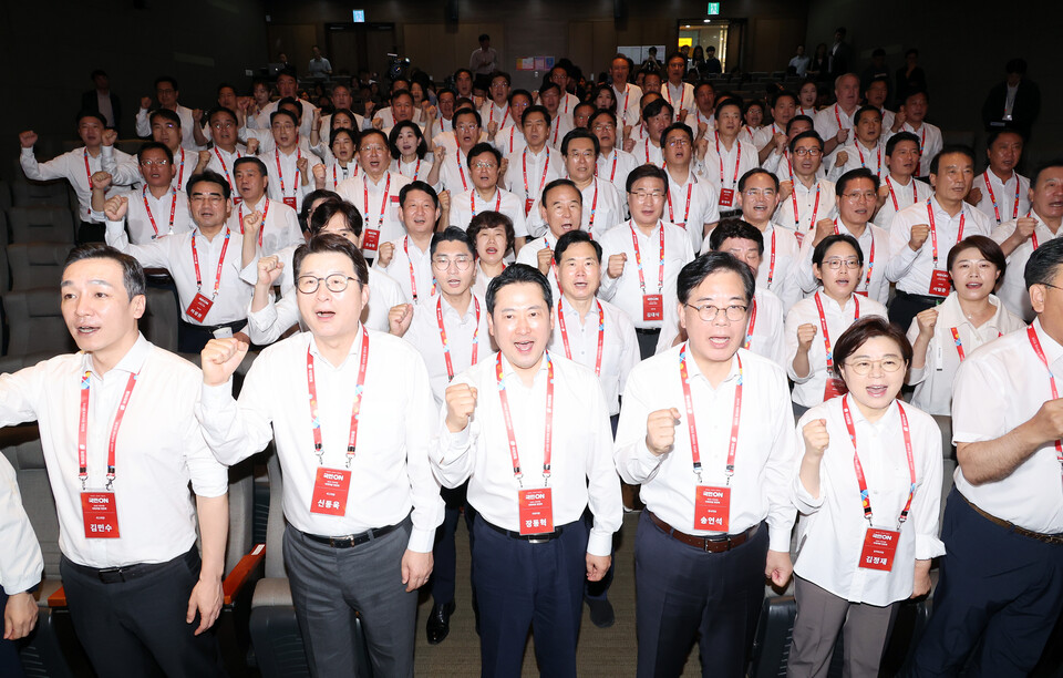 28일 인천국제공항공사 항공교육원에서 열린 2025 국민의힘 국회의원 연찬회에서 장동혁 대표, 송언석 원내대표 등 참석자들이 구호를 외치고 있다. (연합뉴스)