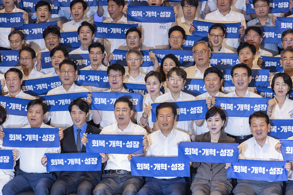 28일 인천시 중구 파라다이스시티 컨벤션에서 열린 더불어민주당 의원단 워크숍에서 정청래 대표와 김병기 원내대표를 비롯한 의원들이 기념 촬영 도중 구호를 외치고 있다. (연합뉴스)