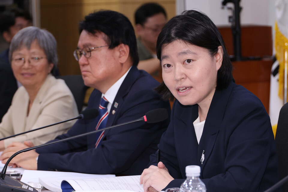 임은정 서울동부지검장이 29일 서울 여의도 국회에서 '검찰개혁의 쟁점은 무언인가 : 국민이 바라는 검찰개혁의 속도와 방향'을 주제로 열린 검찰개혁 긴급 공청회에 참석해 토론하고 있다 (연합뉴스)