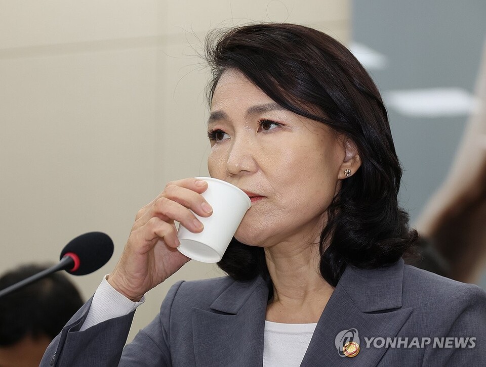 지난달 20일 서울 여의도 국회에서 열린 과학기술정보방송통신위원회 전체회의에서 이진숙 방송통신위원장이 물을 마시고 있다.(사진=연합뉴스)