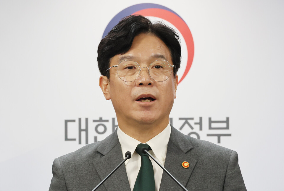 김영훈 고용노동부 장관이 지난 7월 29일 서울 종로구 정부서울청사에서 노동조합 및 노동관계조정법 개정안(노란봉투법) 관련 브리핑에 참석하고 있다. (연합뉴스)