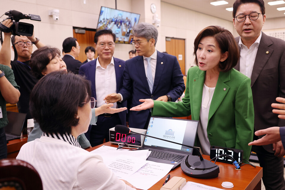 2일 서울 여의도 국회에서 열린 법제사법위원회 전체회의에서 국민의힘 나경원 의원등이 추미애 위원장의 회의 진행 방식에 항의하고 있다. (연합뉴스)