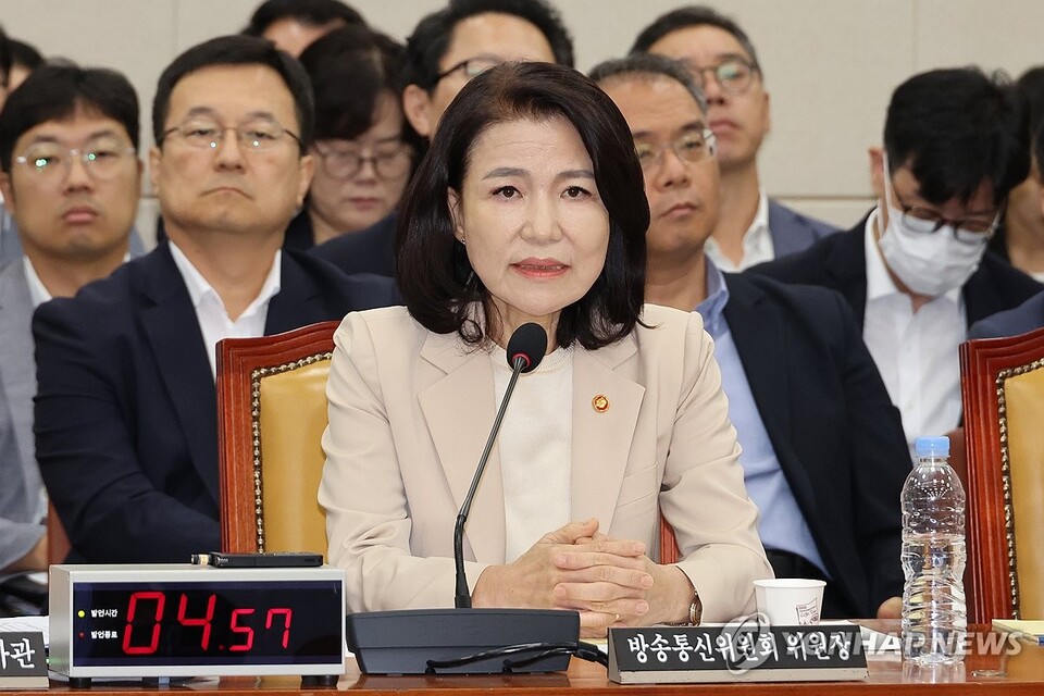 이진숙 방송통신위원장이 2일 국회 과학기술정보방송통신위원회 전체회의에서 위원 질의에 답하고 있다. (사진=연합뉴스)