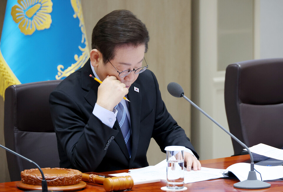 이재명 대통령이 2일 용산 대통령실에서 열린 국무회의에서 현안 토의 자료를 살피고 있다. (연합뉴스)