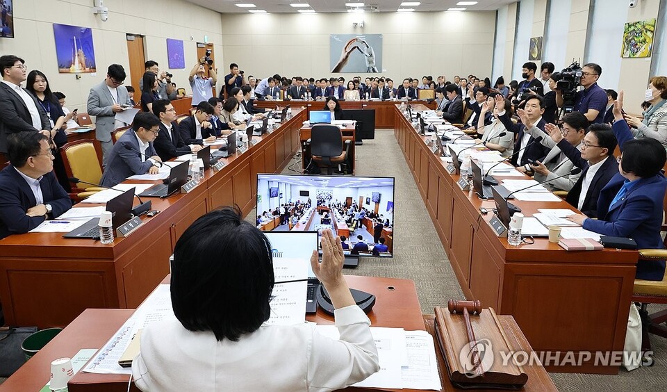  2일 국회 과학기술정보방송통신위원회 전체회의에서 여야 의원들이 '방송 미디어 통신 거버넌스 개편 공청회' 계획서 채택의 건에 대해 표결하고 있다.(사진=연합뉴스)