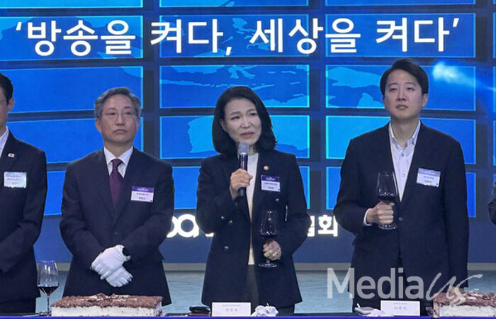 이진숙 방통위원장이 3일 방송의날 기념식에서 건배사를 하고 있다.(사진=미디어스)