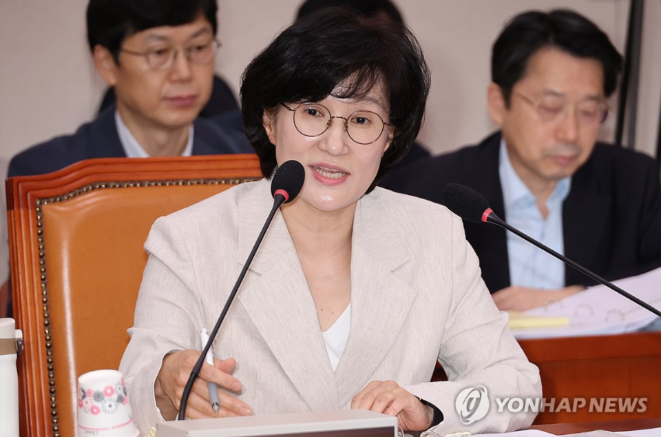 원민경 여성가족부 장관 후보자가 3일 국회 여성가족위원회에서 열린 인사청문회에서 위원 질의에 답하고 있다(연합뉴스)