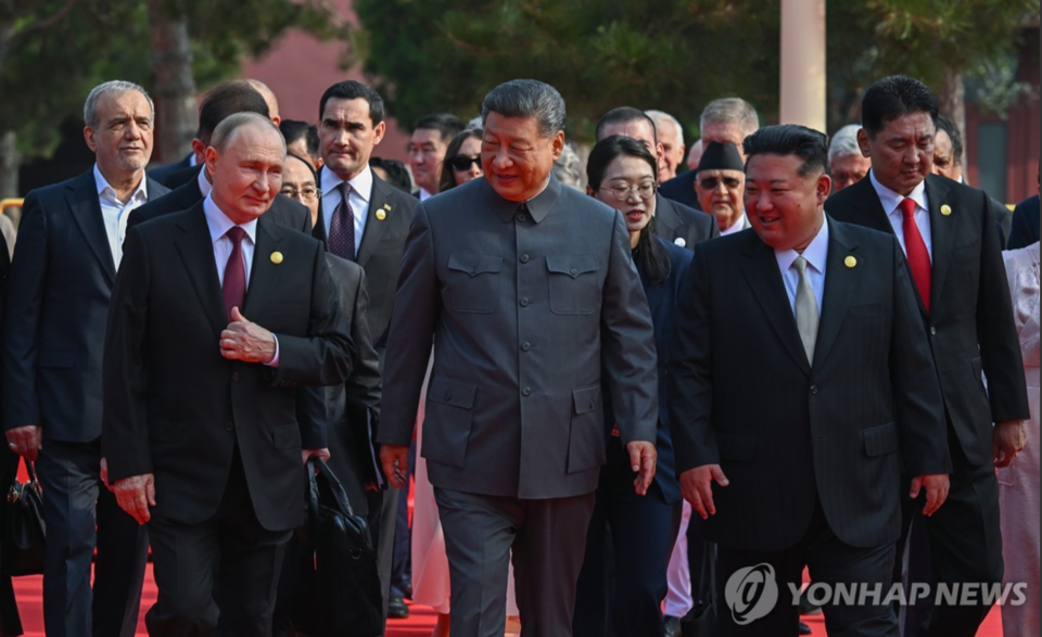 3일(현지시간) 중국 베이징 천안문 광장을 함께 걷는 푸틴 러시아 대통령, 시진핑 중국 국가주석, 김정은 북한 국무위원장(연합뉴스)