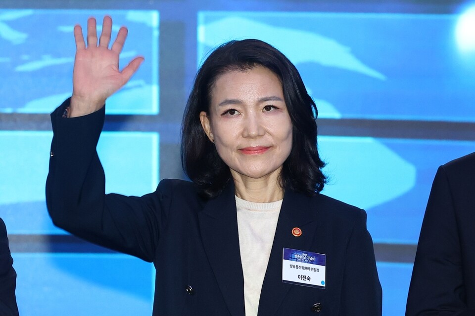 이진숙 방송통신위원장이 지난 3일 서울 영등포구 페어몬트 앰배서더 서울에서 열린 제62회 방송의 날 기념식에서 참석자들에게 인사하고 있다 (사진=연합뉴스)