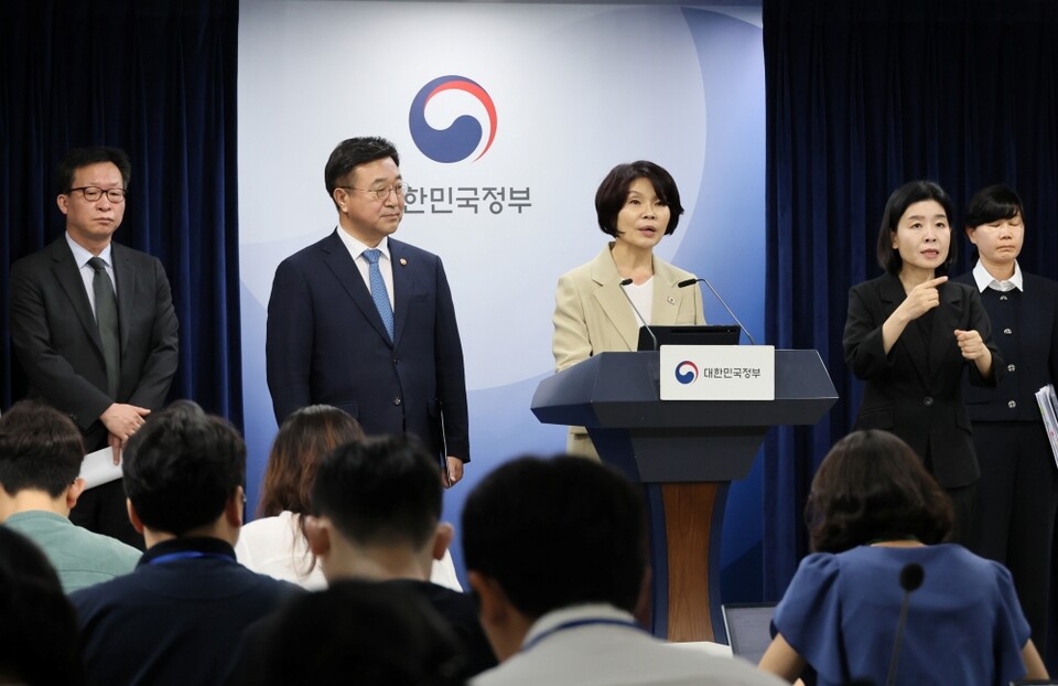 더불어민주당 한정애 정책위의장(가운데)과 윤호중 행정안전부 장관(왼쪽)이 7일 서울 종로구 정부서울청사에서 제3차 고위당정협의회 결과 및 정부조직 개편 방안에 대해 발표하고 있다 (사진=연합뉴스)