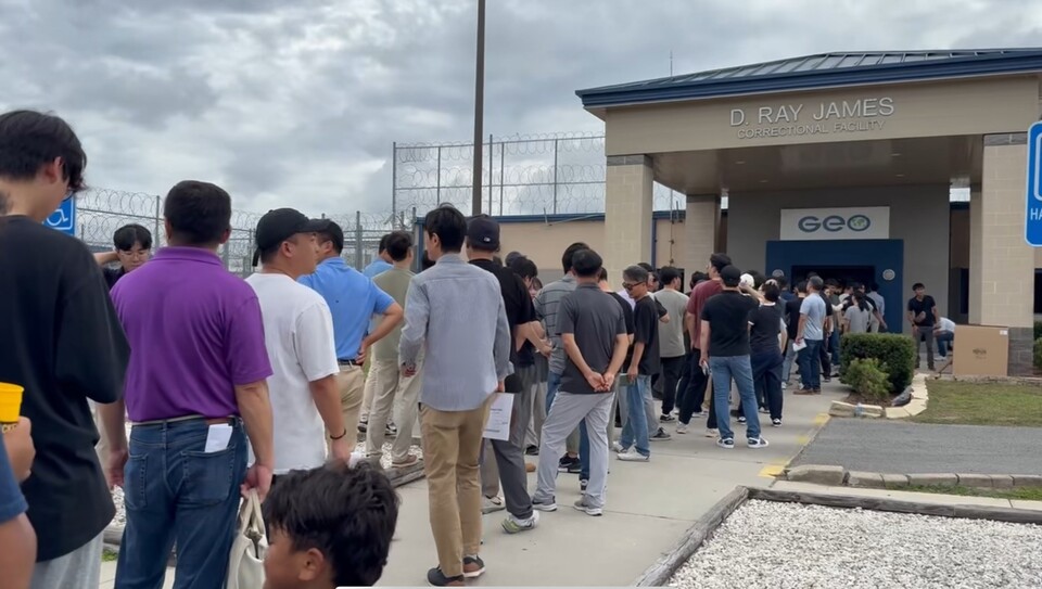 구금시설에서 면담 기다리는 관계사 직원들 (연합뉴스)