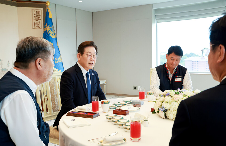 이재명 대통령이 4일 서울 용산 대통령실 청사에서 양대노총 위원장과의 오찬 간담회를 주재하고 있다. (연합뉴스)