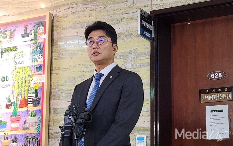 8일 서울 여의도 국회 과학기술정보방송통신위원회 소회의실 앞에서 노종면 더불어민주당 언론개혁특별위원회 간사가 브리핑하고 있다 (사진=미디어스)