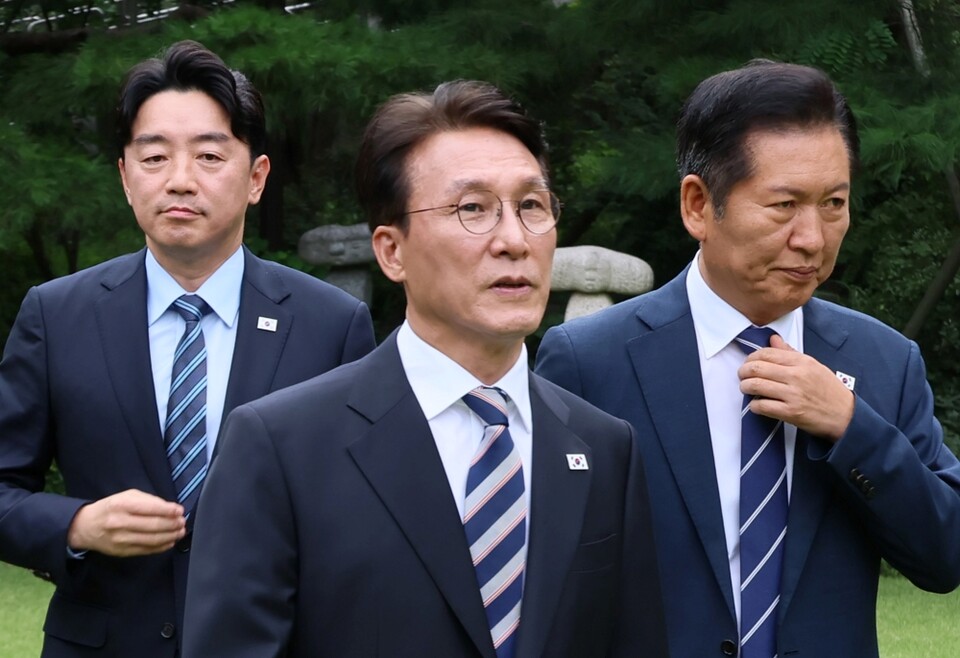 김민석 국무총리가 지난 7일 서울 종로구 총리공관에서 열린 고위당정협의회에서 기념촬영을 마친 뒤 더불어민주당 정청래 대표, 강훈식 대통령 비서실장과 회의장으로 향하고 있다 (사진=연합뉴스)