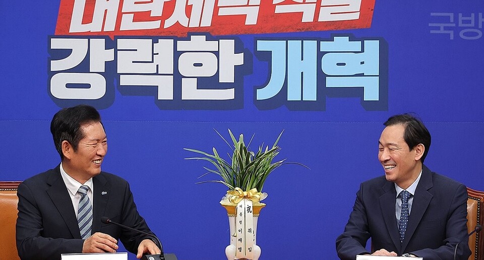 지난달 4일 더불어민주당 정청래 대표가 국회 당대표실에서 우상호 대통령실 정무수석을 접견하며 웃고 있다 (사진=연합뉴스)