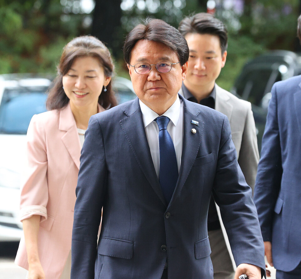 조국혁신당 황운하 의원이 14일 서울 서초구 대법원에서 열린 '울산시장 선거개입 의혹' 상고심 선고공판에 출석하고 있다. (연합뉴스)