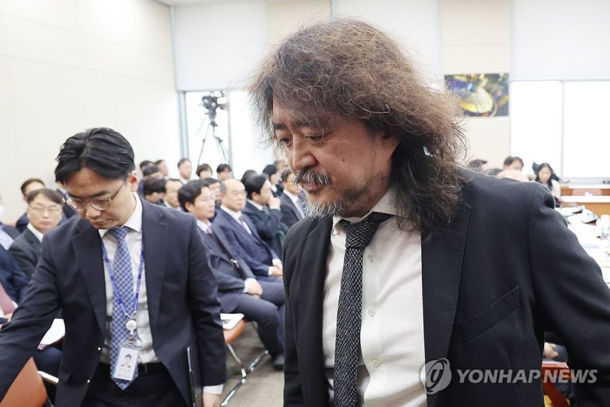 13일 국회 과학기술정보방송통신위원회 전체회의에서 방송인 김어준씨가 계엄 당시 암살조 가동 등 제보 내용을 밝힌 뒤 회의장을 나가고 있다. (연합뉴스)