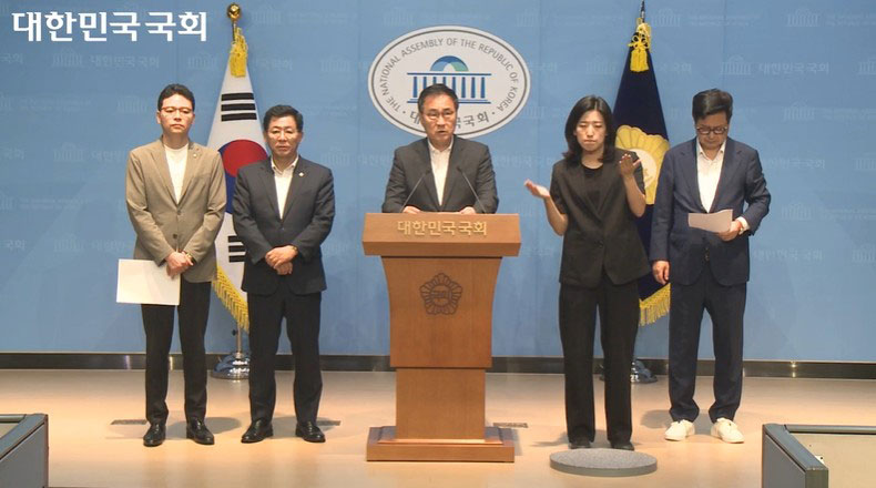 과방위 소속 국민의힘 의원들이 9일 국회 소통관에서 기자회견을 하고 있다.(사진=국회의사중계 시스템 갈무리)