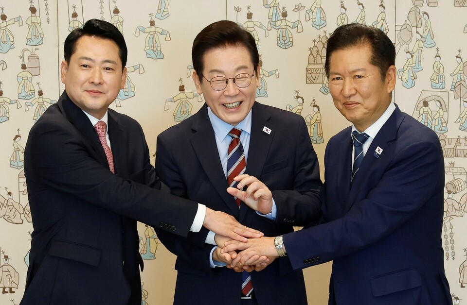 이재명 대통령이 지난 8일 용산 대통령실에서 여야 지도부 오찬 회동에 참석한 더불어민주당 정청래 대표, 국민의힘 장동혁 대표와 기념촬영을 하고 있다 (사진=연합뉴스)