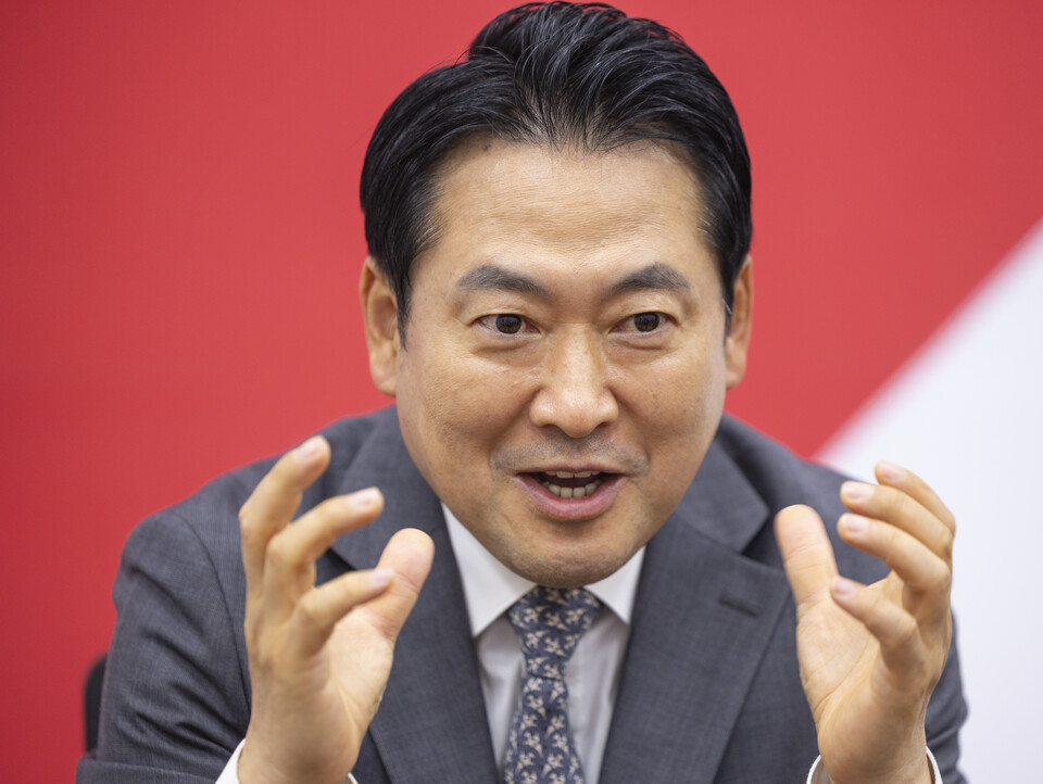 국민의힘 장동혁 대표가 지난 5일 국회 내 대표실에서 연합뉴스와 가진 인터뷰에서 향후 정국 전망과 당 운영 방안에 대해 말하고 있다. (연합뉴스)