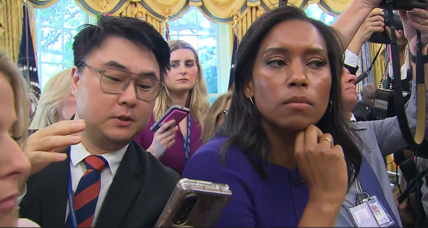 8월 25일(현지 시각) 미국 백악관 오벌 오피스에서 열린 한미 정상회담에서 이준규 CBS 기자가 트럼프 대통령과 이재명 대통령에게 질문하고 있다. (KTV 제공)