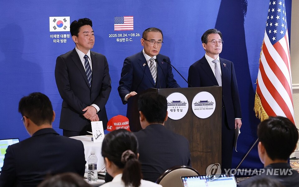 강훈식 대통령 비서실장(왼쪽부터), 위성락 국가안보실장, 김용범 정책실장이 8월 25일(현지시간) 미국 워싱턴DC의 한국프레스센터가 마련된 호텔에서 이재명 대통령과 도널드 트럼프 미국 대통령의 한미정상회담 관련 브리핑을 하고 있다. (워싱턴=연합뉴스)