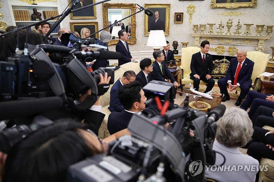 이재명 대통령과 도널드 트럼프 미국 대통령이 8월 25일(현지시간) 미국 워싱턴DC 백악관에서 정상회담을 하고 있다. (워싱턴=연합뉴스)