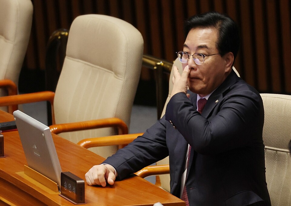 국민의힘  송언석 원내대표가 지난 9일 서울 여의도 국회 본회의에서 더불어민주당 정청래 대표의 교섭단체 대표 연설을 듣고 있다 (사진=연합뉴스)