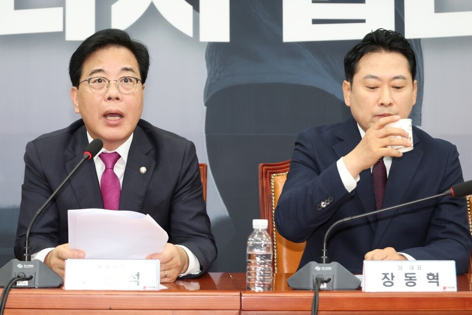 국민의힘 송언석 원내대표가 11일 서울 여의도 국회에서 열린 최고위원회의에서 '3대 특검법 수정안 합의'를 파기한 더불어민주당을 규탄하고 있다 (사진=연합뉴스)