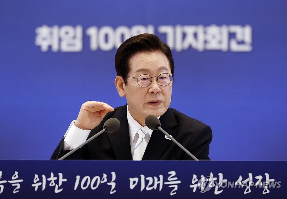 이재명 대통령이 11일 청와대 영빈관에서 열린 취임 100일 기자회견 '회복을 위한 100일, 미래를 위한 성장'에서 답변하고 있다. (서울=연합뉴스)