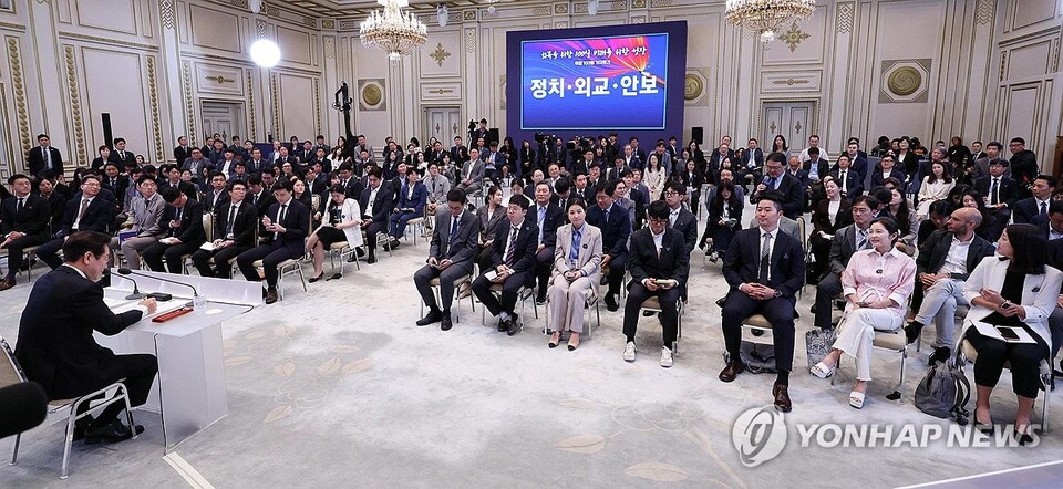 이재명 대통령이 11일 청와대 영빈관에서 열린 취임 100일 기자회견 '회복을 위한 100일, 미래를 위한 성장'에서 답변하고 있다. (서울=연합뉴스)