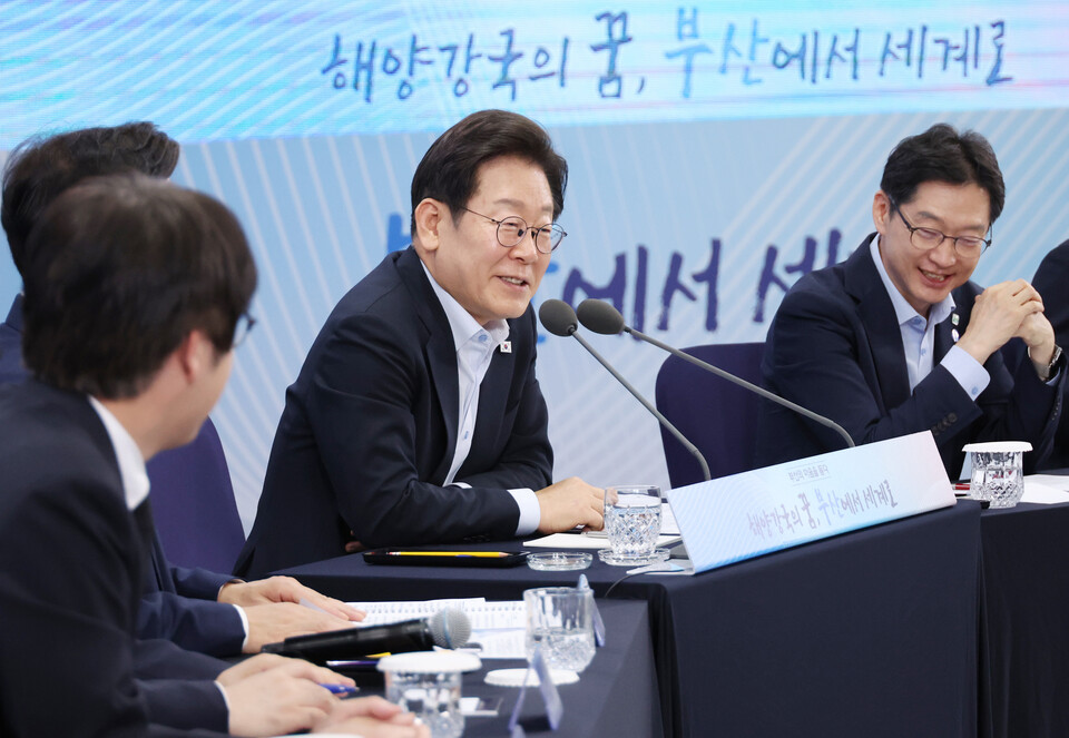 이재명 대통령이 지난 7월 25일 부산 부경대에서 타운홀미팅 '부산의 마음을 듣다' 간담회에서 발언하고 있다. (연합뉴스)